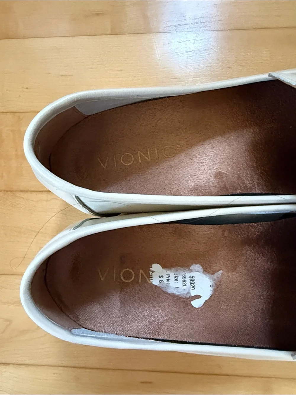 Vionic Leather Loafers with Gold Chain Detail — Women’s Size 7
